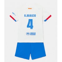Camiseta Barcelona Ronald Araujo #4 Segunda Equipación Replica 2023-24 para niños mangas cortas (+ Pantalones cortos)